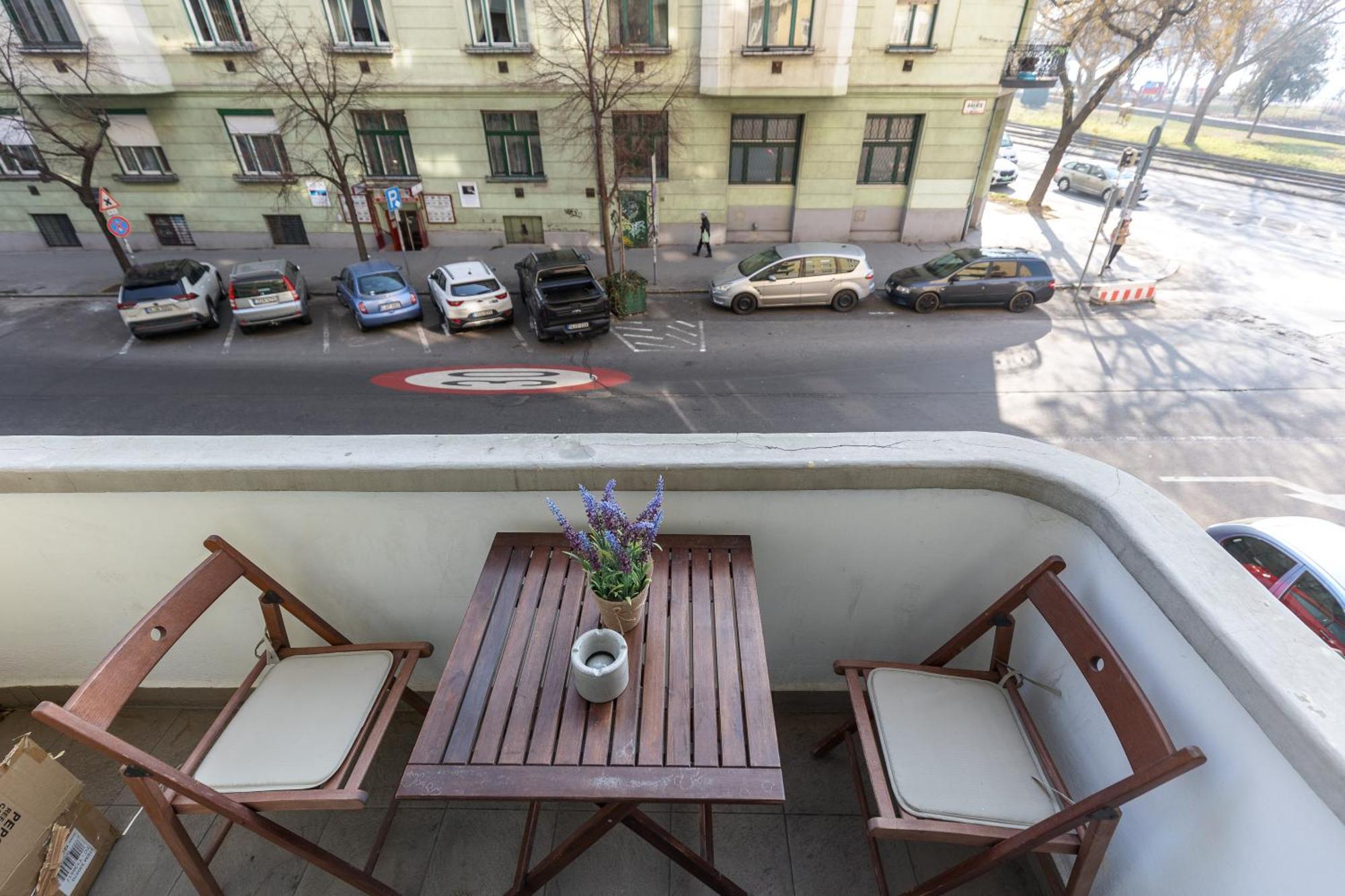 Bright & Spacious Riverside Apartment With Balcony Будапешт Екстер'єр фото